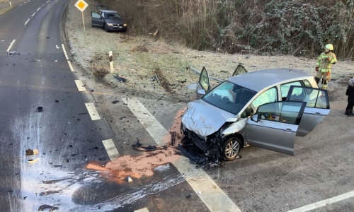 Die beiden Fahrzeuge wurden durch den Unfall stark beschädigt.