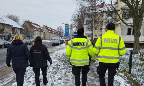 KOD und Polizei auf gemeinsamer Kontrolle in der Berliner Straße.