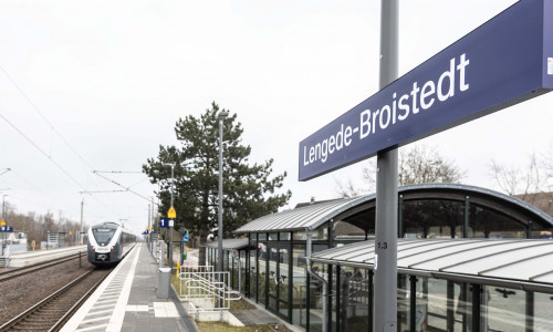 Die erneuerte Bahnhaltestelle in Broistedt.