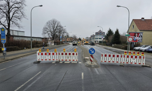 Die Adersheimer Straße ist derzeit im Kreuzungsbereich gesperrt. 