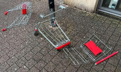 Unbekannte haben am Mittwoch einen Einkaufswagen vom Parkdeck der City-Galerie geworfen.