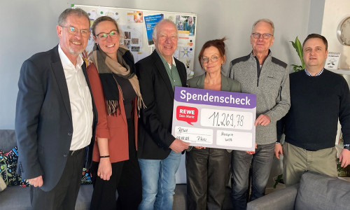 (v.l.) Ralf Keffel, Vertriebsleiter REWE Nord, Belinda Starke, Gebietsmanagerin Vertrieb REWE Nord, Dagmar Huhnholz, Leitung Sozialdienst und stellvertretende Geschäftsführung Hospizarbeit Region Wolfsburg e.V., Klaus Lüdiger, Vorstand Hospizarbeit Region Wolfsburg e.V., Lucas Weiß, Geschäftsführung Hospizarbeit Region Wolfsburg e.V.