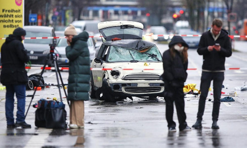 Auto fährt in München in Menschenmenge am 13.02.2025