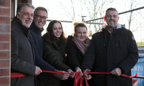 Ortsbürgermeister Ulrich Nehring, Architekt Thomas Schultz, Landkreis-Fachbereichsleitung Lara-Jane Isermeyer, Kitaleitung Vanessa Heidekorn und Gemeindebürgermeister Andreas Busch bei der offiziellen Einweihung der neuen Kita in Essenrode (v. li.).