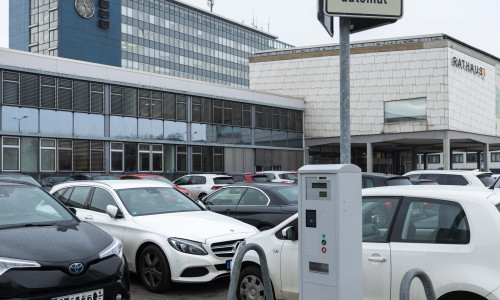 Der neue Parkscheinautomat vor dem Rathaus.