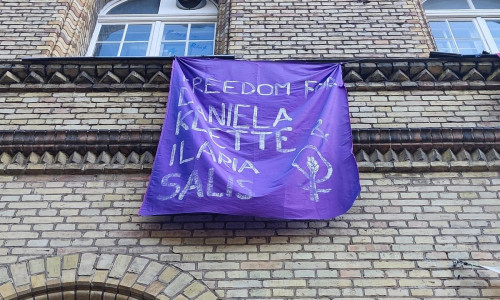 Banner mit Forderung nach Freilassung von Daniela Klette und Ilaria Salis (Archiv)