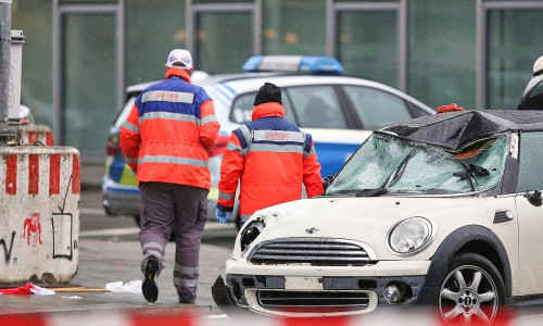 Auto fährt in München in Menschenmenge (Archiv)