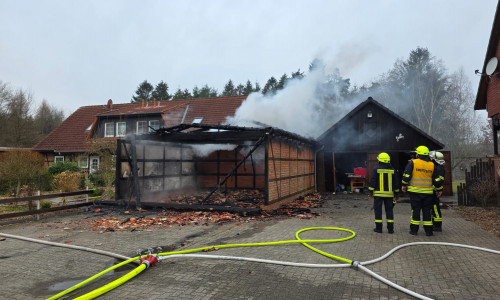 Es waren durch die Flammen bereits einzelne Dachbalken herabgestürzt.