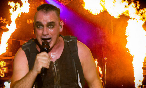 Völkerball-Frontmann René Anlauff heizt als Till Lindemann den Fans ordentlich ein.