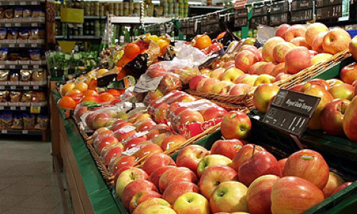 Obsttheke in einem Supermarkt (Archiv)