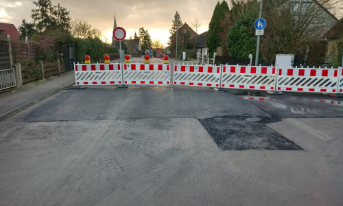 Die Schapener Straße in Höhe der Einmündung Talwiese in Weddel. Hinter der Absperrung ist der bereits fertiggestellte 3. Bauabschnitt zu sehen. Jetzt werden die Bauarbeiten fortgesetzt.