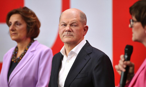 Britta Ernst, Olaf Scholz und Saskia Esken am 23.02.2025