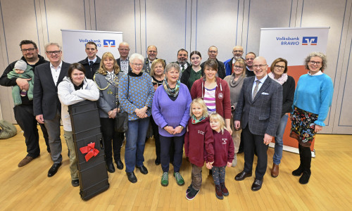 Stefan Honrath, Leiter der Direktion Peine der Volksbank BRAWO (3. von rechts), überreichte die Spenden an die Vertreterinnen und Vertreter der geförderten Vereine sowie gemeinnützigen Organisationen aus dem Peiner Land.