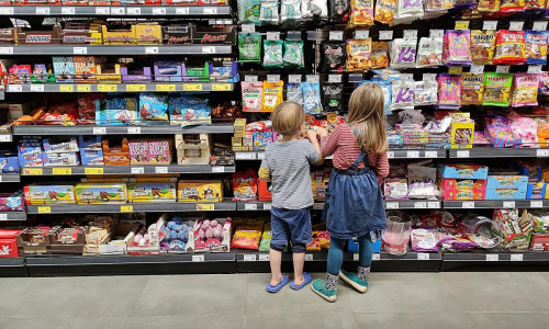 Kinder in einem Supermarkt (Archiv)