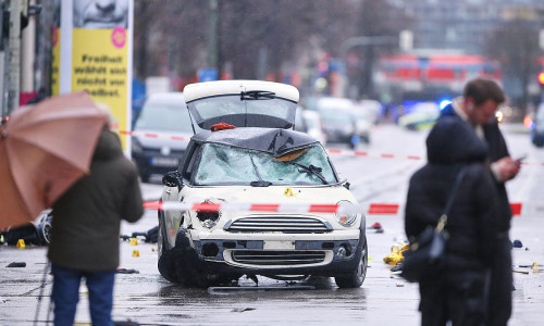 Auto fährt in München in Menschenmenge am 13.02.2025