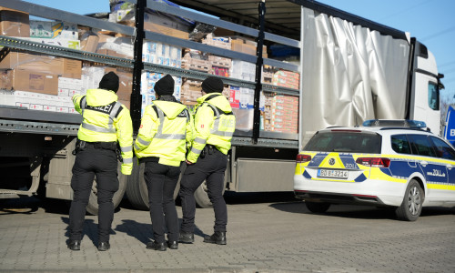 Ein LKW wird kontrolliert.