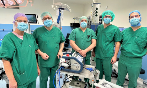 Haben die erste DaVinci-OP mit ECMO in Salzgitter gemeinsam gemeistert: Stella Willemsen (Bereichsleitung Anästhesie Hildesheim), Dr. Christian Theis (Direktor Zentrum für Anästhesiologie Hildesheim), Dr. Ralph Tellkamp (Chefarzt Anästhesiologie und Intensivmedizin Salzgitter), Armen Aleksanyan (Chefarzt Thoraxchirurgie Hildesheim) und Dr. Olger Kraja (Leitender Oberarzt Thoraxchirurgie Hildesheim) (v. li.). 