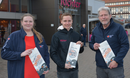 Jan Richter (Mitte) hat 180.000 Aktionstüten der Altstadtbäckerei mit kostenloser Werbung für die Tafel Wolfenbüttel bedrucken lassen. Darüber freuen sich nicht nur Frederike Schwieger und Wolfgang Endert vom Roten Kreuz.