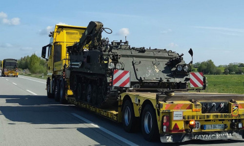 Panzer-Transport auf der Autobahn (Archiv)