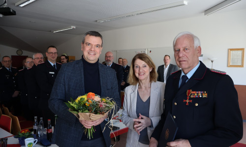 Andreas Hoppstock (rechts) bekam heute von Landrat Dr. Alexander Saipa (links) das Bundesverdienstkreuz überreicht. Clausthal-Zellerfelds Bürgermeisterin Petra Emmerich-Kopatsch gehörte zu den ersten Gratulanten.