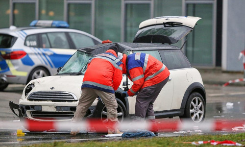 Auto fährt in München in Menschenmenge am 13.02.2025