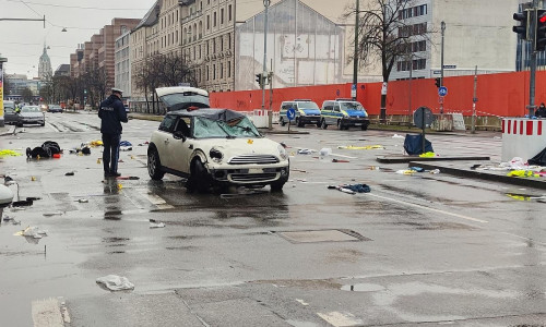 Auto fährt in München in Menschenmenge am 13.02.2025