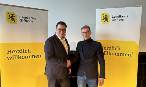 Landrat Tobias Heilmann (links) und Jörg Argo, Geschäftsführer der Gingco Communication GmbH & Co. KG, mit der das neue Corporate Design entwickelt wurde. 