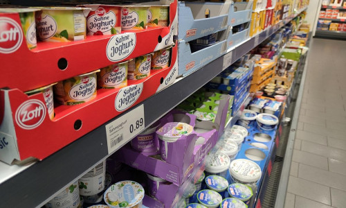 Joghurt in einem Supermarktregal (Archiv)