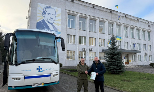 Vasyl Holovachko (links) überführte den Bus in die Ukraine und übergab ihn an Oleh Volsky, Bürgermeister der Stadt Schwokwa vor dem Rathaus der ukrainischen Stadt. 