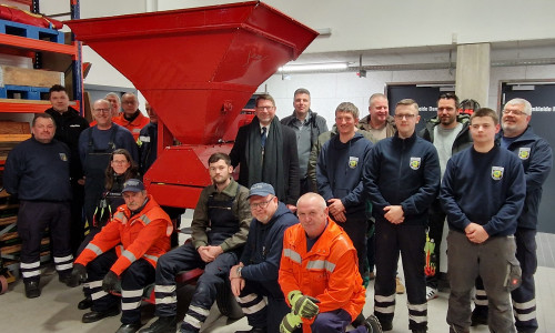 Die 3. Gruppe der Freiwilligen Feuerwehr Sickte übte an der neuen Sandsackfüllmaschine der Samtgemeinde Sickte. Mit dabei waren auch Vertreter von Rat und Verwaltung sowie der Firmen HGS und Steffen aus Sickte.