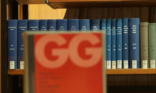 Ausgabe des Grundgesetzes in einer Bibliothek (Archiv)