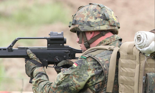 Bundeswehr-Soldat mit G36 (Archiv)