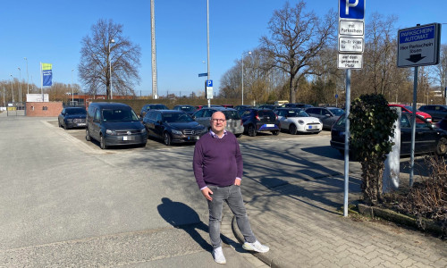 Der Friedrich-Ludwig-Jahn-Platz reicht in Sportstoßzeiten nicht aus. Der CDU-Fraktionsvorsitzende Marc Angerstein fragt die Verwaltung, wann der Bau des überfälligen Parkplatzes an der Friedrich-Ebert-Straße beginnt.