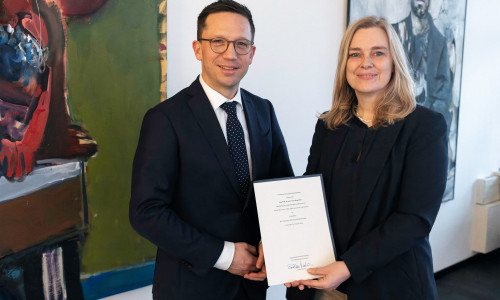 Übergabe der Ernennungsurkunde: Falko Mohrs, Niedersächsischer Minister für Wissenschaft und Kultur, und die neue Präsidentin der Ostfalia Hochschule für angewandte Wissenschaften, Prof. Dr. Julia Siegmüller.   