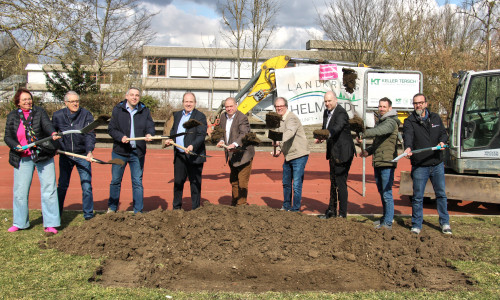 Angela Lux, Jürgen Nitsche (KSB), Sebastian Exner (Geschäftsbereichsleiter Hochbau, LK Helmstedt), Landrat Gerhard Radeck, Bürgermeister Wittich Schobert, Marcus Wagner (Vorstand Bau, LK Helmstedt, Lars Herrmann (Schulleiter Julianum), Fabian Bock (Fa Keller & Tersch), Stefan Krenge (Staatl. Baumanagement Braunschweig) (v. li.).