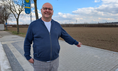 Es fehlt noch, aber es ist alles vorbereitet: Der Fümmelser Ortsbürgermeister Marc Angerstein zeigt auf den Standort, wo das neue Wetterschutz-Wartehäuschen aufgebaut werden soll.