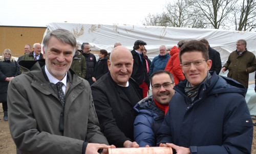 Von links nach rechts: Landrat Henning Heiß, Thomas Wenzig (Architekt), Jochen Schmidt (Vorsitzender MTV Vechelde) und Bürgermeister Tobias Grünert mit der Zeitkapsel, die in den Anbau einbetoniert werden soll.