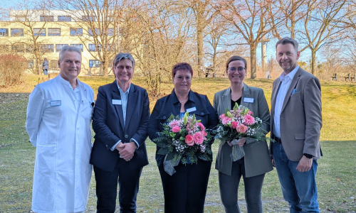 Schulleitung Dagmar Schimkowiak (Mi.) verabschiedete sich in den Ruhestand, während ihre Nachfolgerin Mareen Brämer (2.v.re.) künftig die Berufsfachschule Pflege am Klinikum Wolfsburg leiten wird. Prof. Dr. Matthias Menzel (li.), Pflegedirektorin Christiane Bitter (2.v.li.) und Oberbürgermeister Dennis Weilmann (re.) gratulierten zur Verabschiedung und zur Einführung.