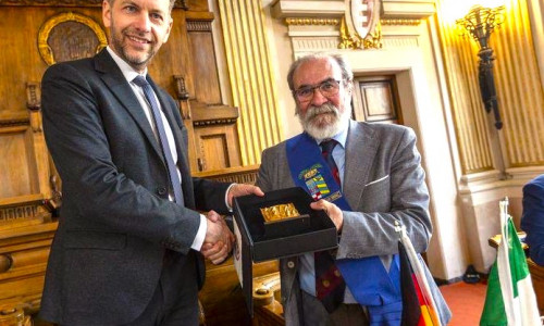 Der Präsident der Provinz Pesareo-Urbino, Giuseppe Paolini (rechts), überreicht Oberbürgermeister Dennis Weilmann ein Gastgeschenk.