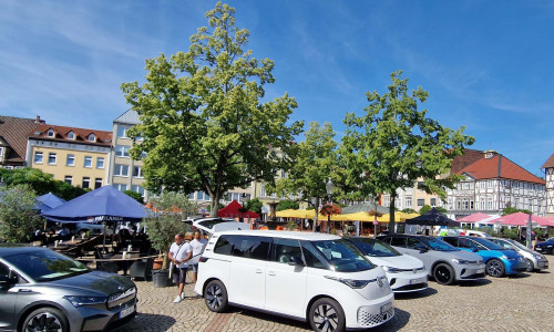 Beim BRAWO Mobility Spring ’25 werden rund 80 Autos in der Peiner Innenstadt ausgestellt. 