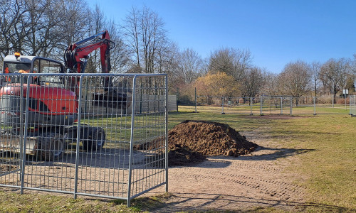 Die Sanierung des Bolzplatzes hat begonnen. 