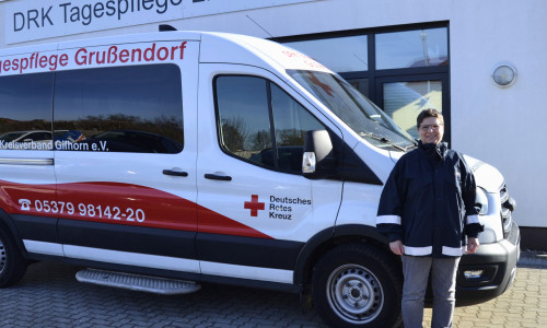 Evelyn Hildebrandt, stellvertretende Pflegedienstleitung „Tagespflege Lindenstraße“ in Grußendorf, vor dem neuen Fahrzeug.