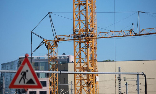 Baukräne auf einer Baustelle (Archiv)