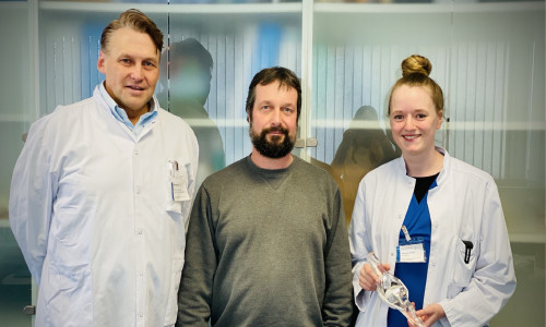 Besuch des Patienten Heiko Dieterich (Mitte) zu einer Kontrolluntersuchung in der Sprechstunde bei Professor von Engelhardt (links) und Rewenda Rohde (rechts). 