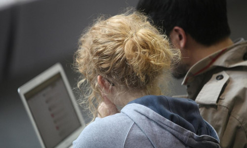 Frau und Mann am Computer