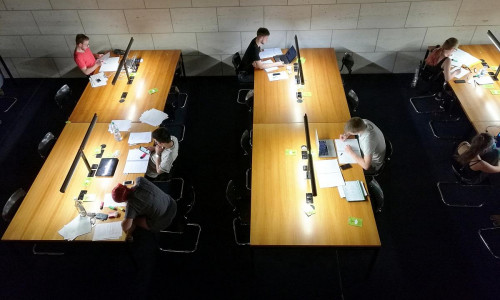 Studenten in einer Bibliothek (Archiv)