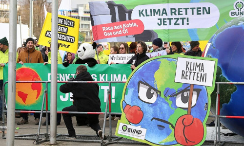 Demonstranten protestieren für Klimaschutz am 13.03.2025