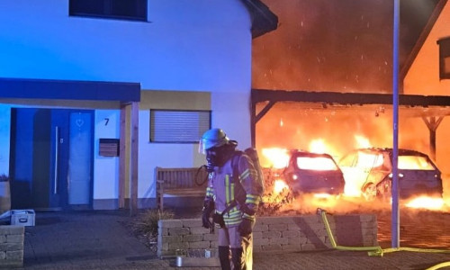 Zunächst brannte der Carport.