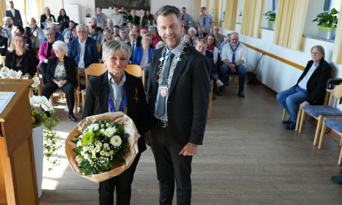 Oberbürgermeister Dennis Weilmann zeichnet Therese Zimkowsky mit dem Verdienstorden der Bundesrepublik Deutschland aus. 