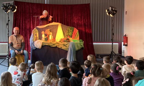 Die Kindergartenkinder hatten Spaß mit der Märchenbühne beim Abschluss des Projektes „WortStark“ in der Stadtbibliothek am Fredenberg. 